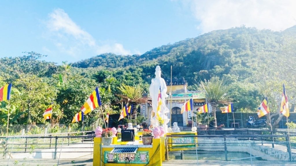 Chùa Hải Tạng tại Cù Lao Chàm với khung cảnh thiên nhiên xanh mát 