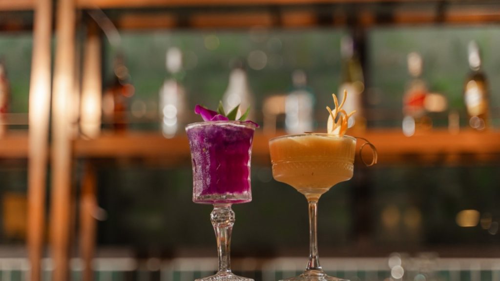 Tận hưởng cocktail trong không gian lounge tinh tế
