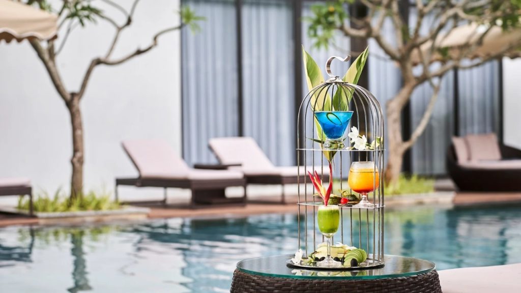 Thư giãn tại The pool bar với view biển Mỹ Khê thoáng đãng