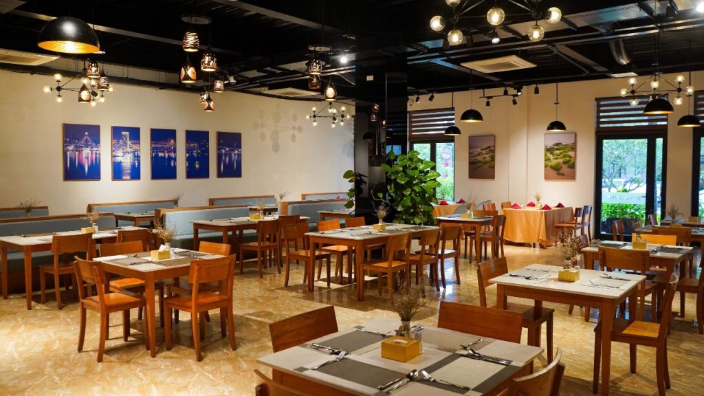 Khu vực nhà hàng phục vụ ẩm thực Á Âu tại Nesta Danang Hotel