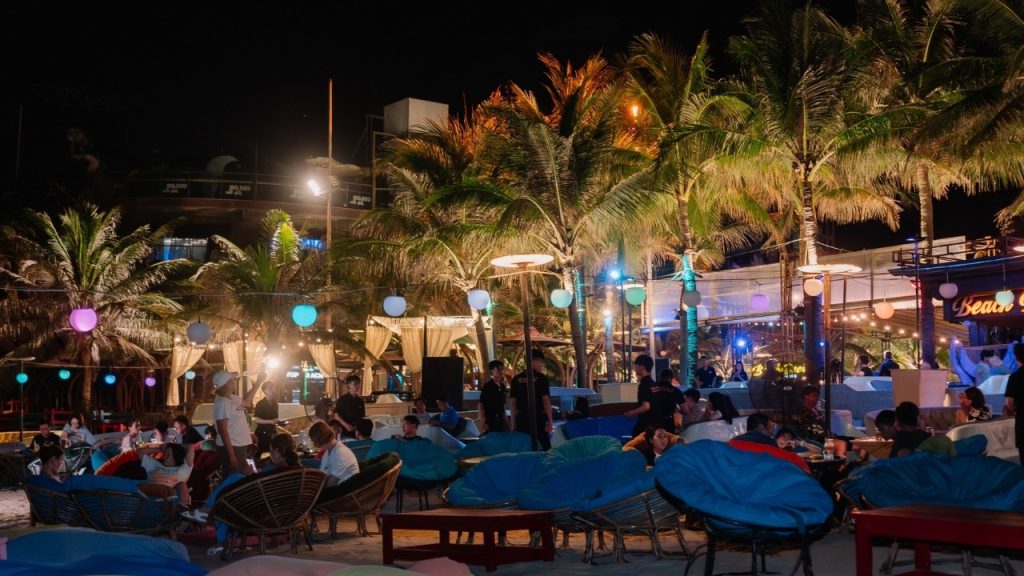 Beach bar ven biển Mỹ Khê với không gian thư giãn về đêm