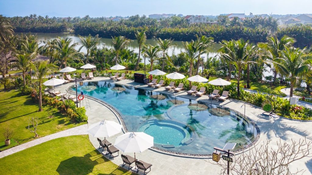 Hồ bơi ngoài trời và khuôn viên thư giãn tại Nesta Hoian Resort & Spa
