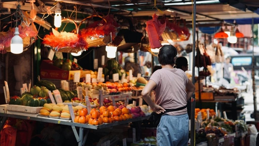 Thưởng thức đặc sản tại chợ đêm trong phố cổ Hội An