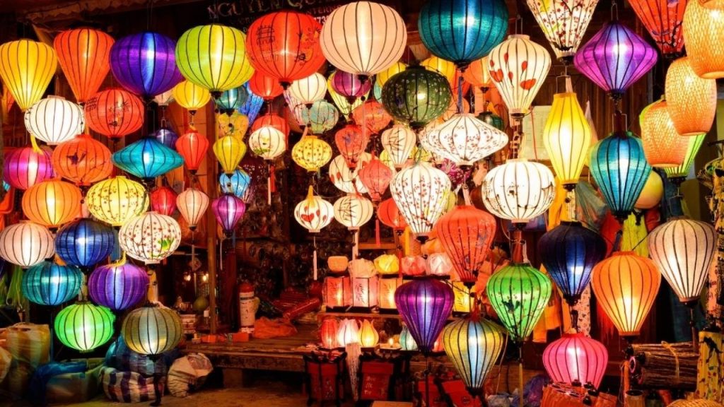 Khám phá phố cổ Hội An về đêm với không gian đèn lồng rực rỡ