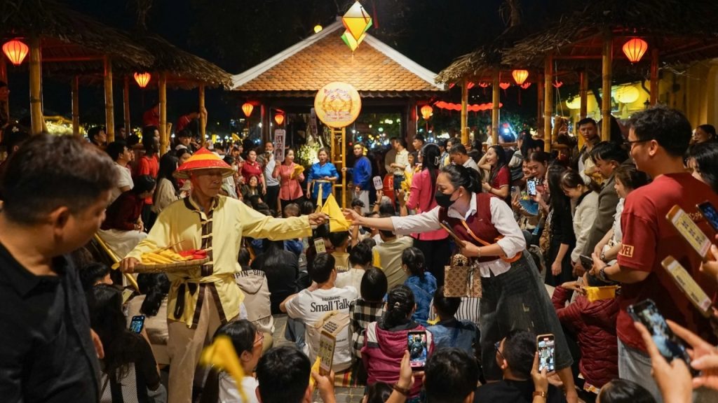 Hoạt động bài chòi truyền thống thu hút du khách tại phố cổ