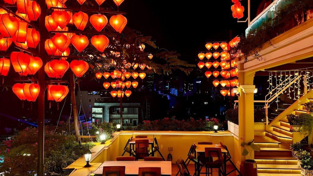 Góc cafe rooftop ngắm toàn cảnh phố cổ Hội An về đêm từ trên cao