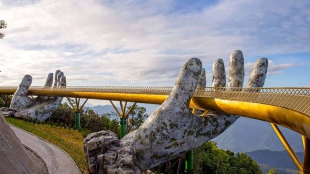 Kinh nghiệm đi Bà Nà Hills tham quan Cầu Vàng và vườn hoa nổi tiếng