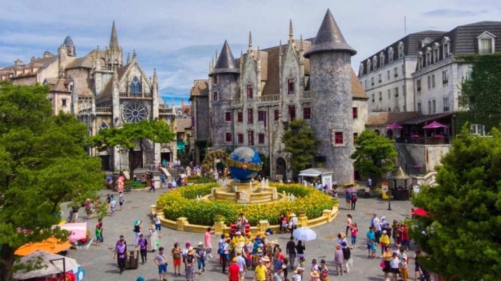 Khám phá Làng Pháp và Fantasy Park vào buổi sáng