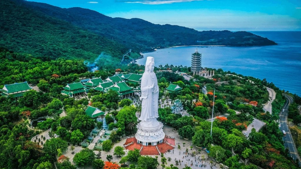 Ghé thăm Chùa Linh Ứng trước khi xuống núi