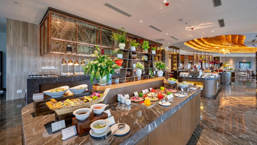 Phục vụ buffet sáng đa dạng và menu À la carte hải sản tinh tế cho bữa trưa và tối