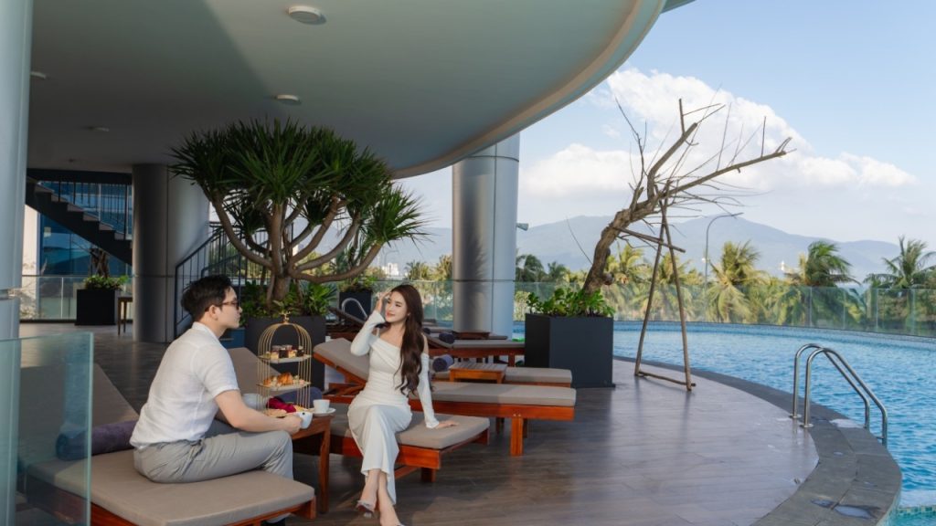 Thư giãn tại hồ bơi vô cực với tầm nhìn hướng biển đầy ấn tượng