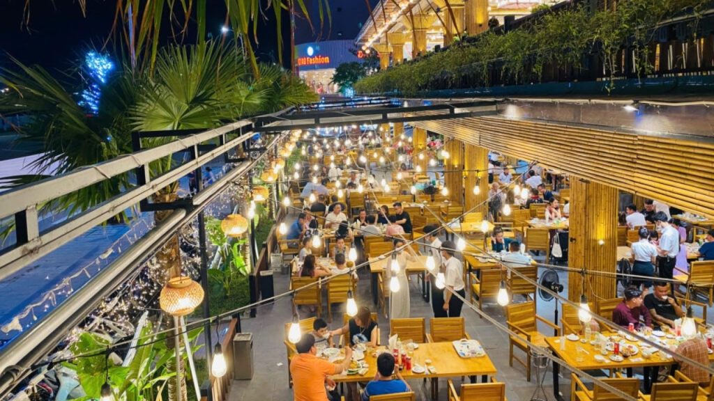 Không gian nhà hàng My Hanh Seafood ven biển Đà Nẵng