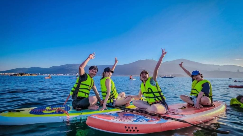 Chèo SUP ngắm bình minh trên biển Mỹ Khê Đà Nẵng