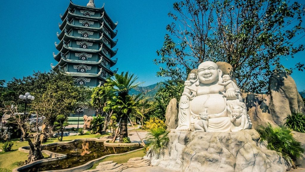 Chùa Linh Ứng Bãi Bụt nhìn từ trên cao trên bán đảo Sơn Trà