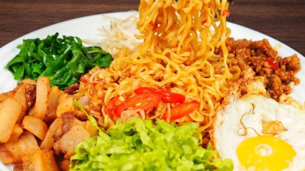 Mì trộn tóp mỡ trứng lòng đào được nhiều tín đồ ẩm thực mê tít