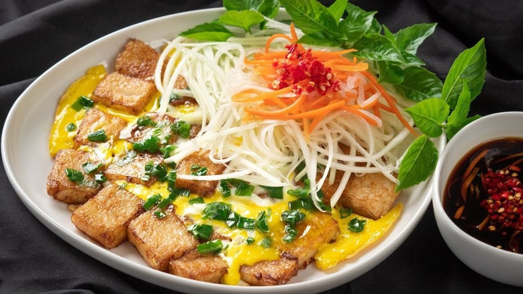 Bột chiên và nui chiên là món ngon thành phố Hồ Chí Minh được giới trẻ yêu thích