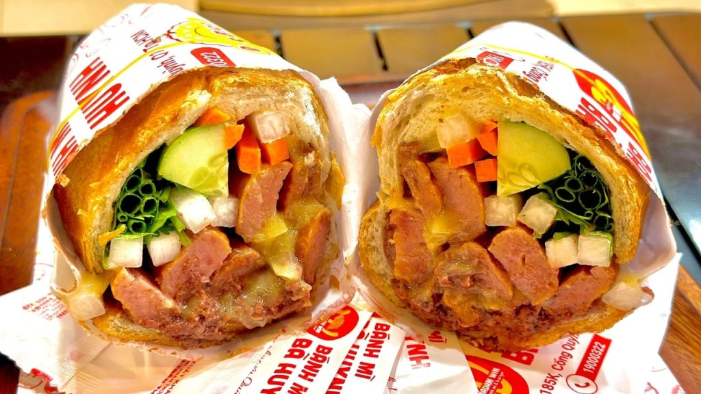 Bánh mì Sài Gòn giòn rụm là món ngon thành phố Hồ Chí Minh được nhiều du khách yêu thích