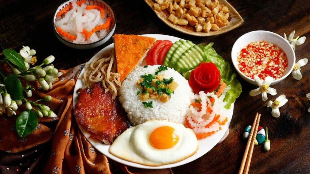 Cơm tấm Sài Gòn - món ngon nổi tiếng với sườn nướng đậm đà