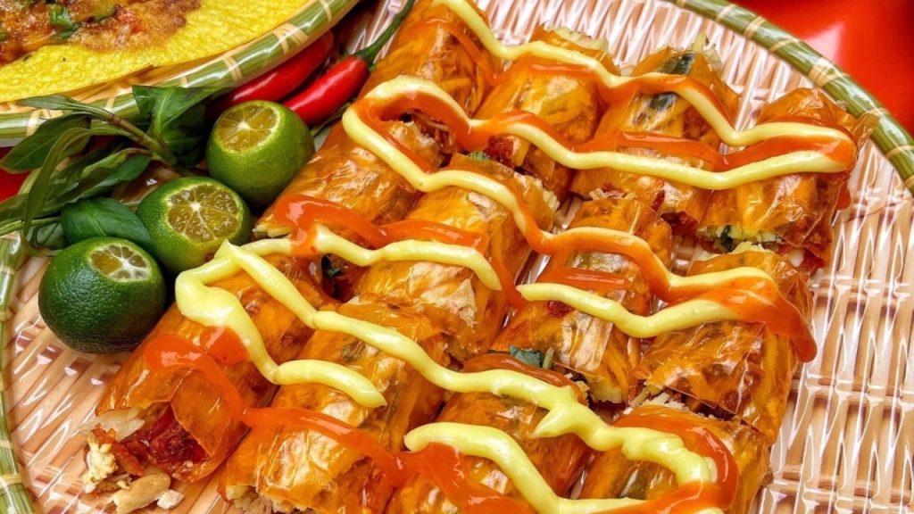 Bánh tráng trộn và bánh tráng cuốn là món ngon thành phố Hồ Chí Minh nổi tiếng (Nguồn: Internet)