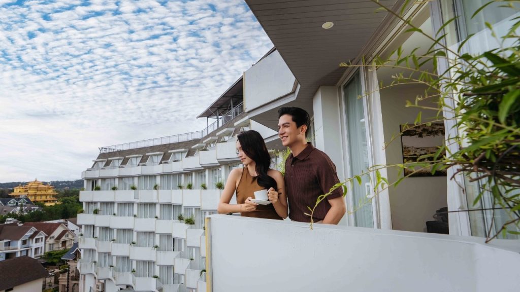 Khách sạn wellness Đà Lạt với phòng nghỉ có ban công và không gian thoáng đãng