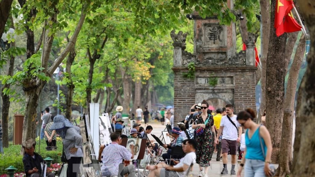 Không khí sôi động tại phố đi bộ Hồ Gươm vào cuối tuần