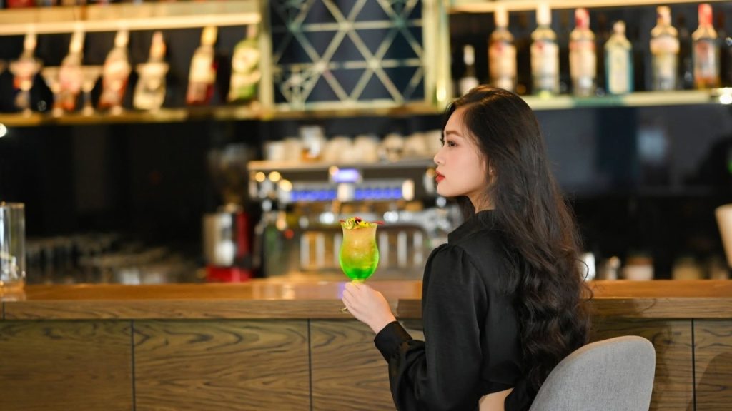 Không gian Mimosa Bar ấm cúng tại Nesta Valley Dalat Hotel
