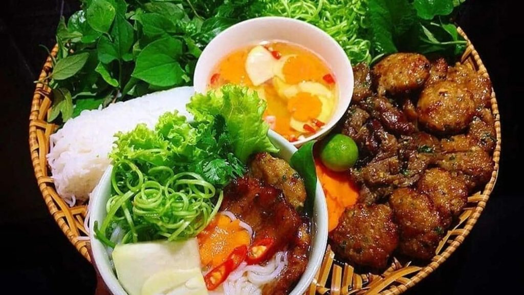 Bún chả Hà Nội với thịt nướng than hoa hấp dẫn