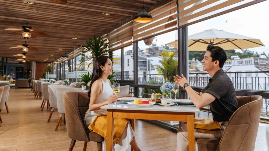 Nhà hàng Nesta Valley phục vụ buffet sáng và thực đơn Á – Âu