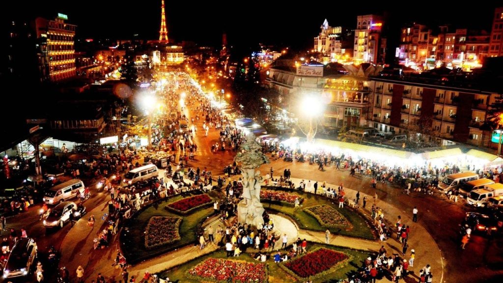 Chợ Đêm Đà Lạt luôn nhộn nhịp với nhiều món ngon và đặc sản địa phương