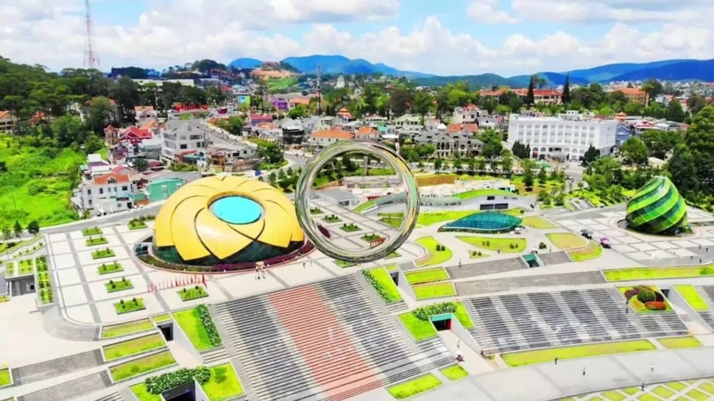 Check-in Quảng trường Lâm Viên trong hành trình khám phá trung tâm Đà Lạt.