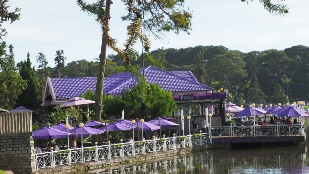 Thưởng thức cà phê và ngắm cảnh tại các quán cà phê nổi tiếng