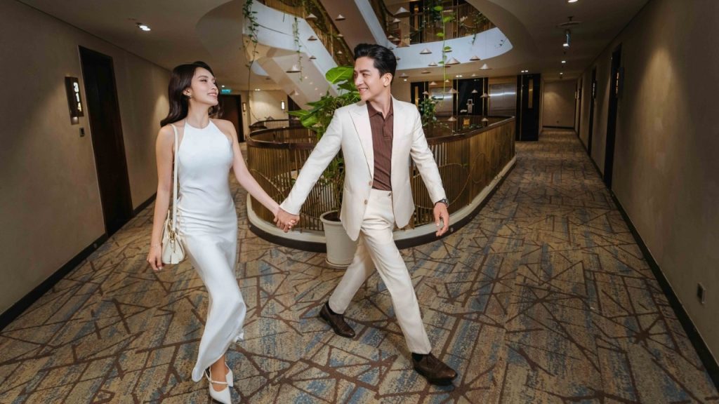 채광창 아래 덩굴 식물과 예술적인 논라 시스템이 어우러진 중앙 계단