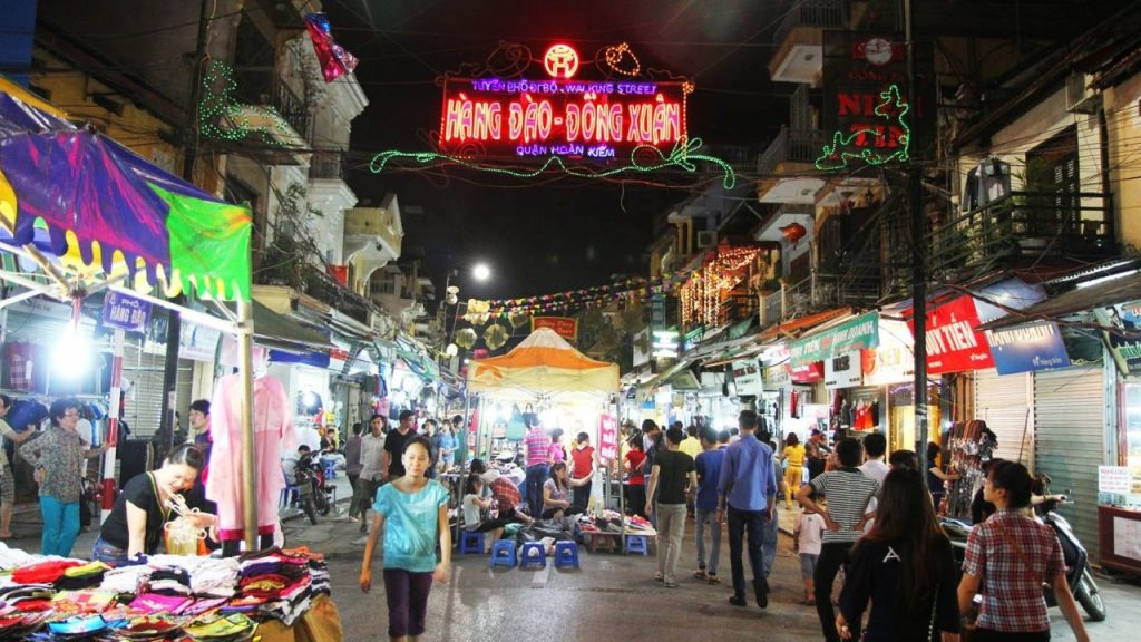 Chợ đêm Đồng Xuân nhộn nhịp với nhiều gian hàng mua sắm