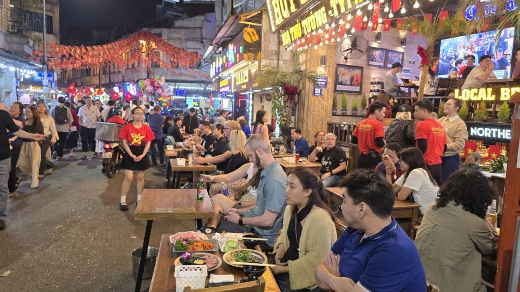 Vui chơi và thưởng thức ẩm thực tại phố Tạ Hiện Hà Nội