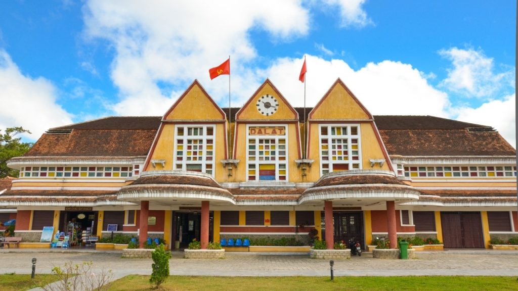 Nhà ga Đà Lạt thu hút đông đảo du khách tham quan & check in