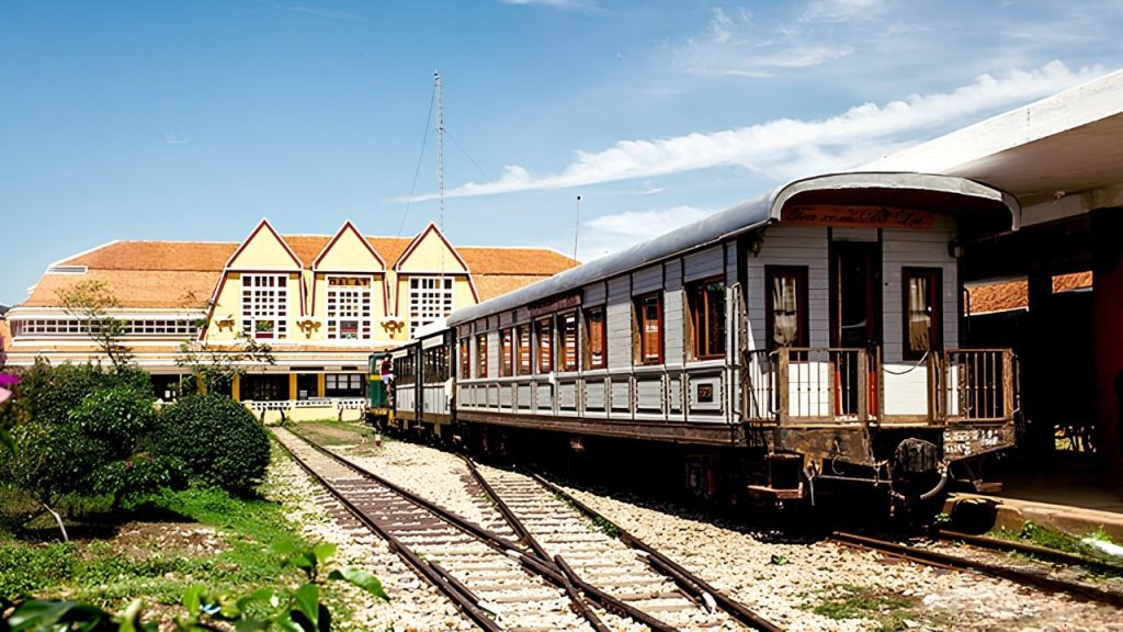 Toa tàu cổ phục vụ du khách tham quan Trại Mát