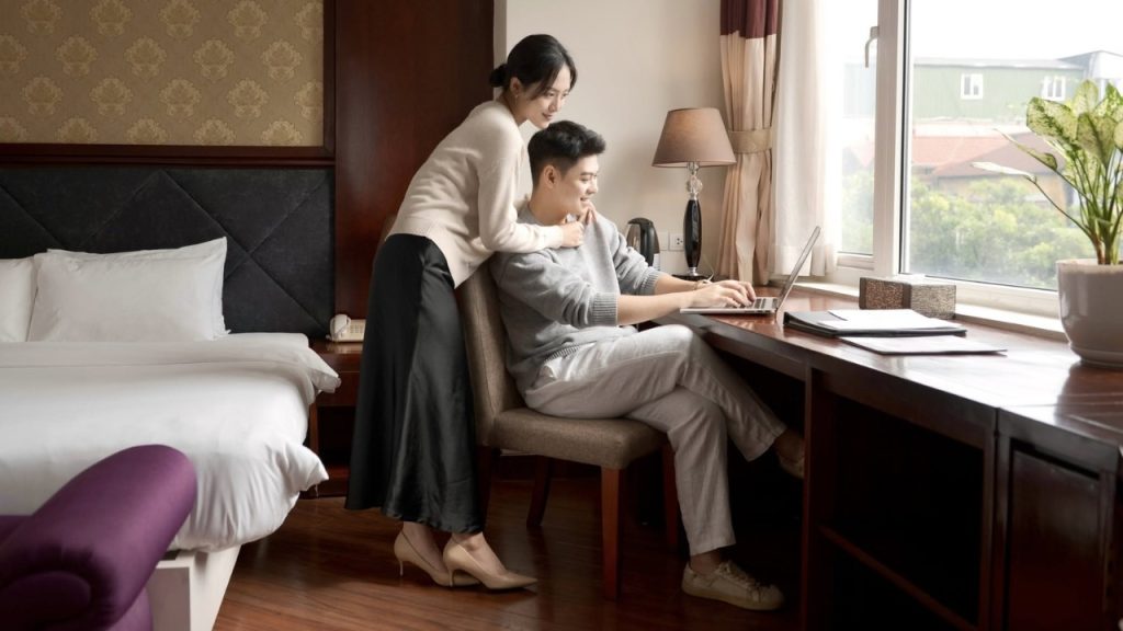 Phòng nghỉ rộng rãi tại Nesta Hanoi Hotel dành cho khách du lịch và công tác