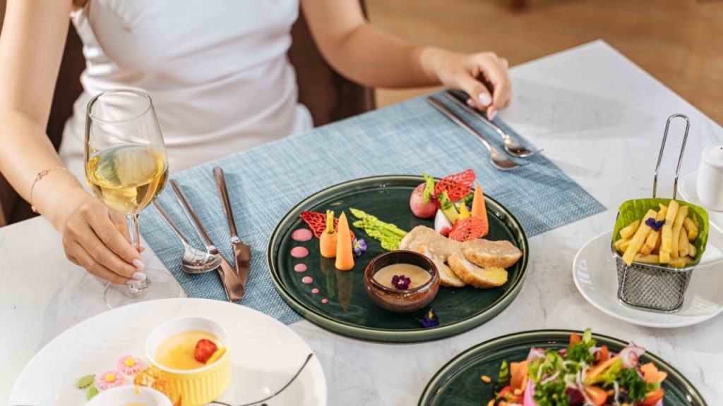 Nhà hàng Nesta Valley phục vụ buffet sáng và thực đơn Á Âu
