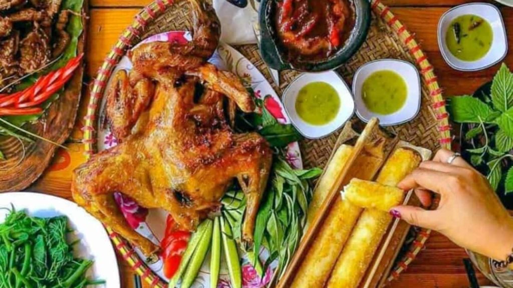 Gà nướng cơm lam là món ăn được nhiều du khách yêu thích