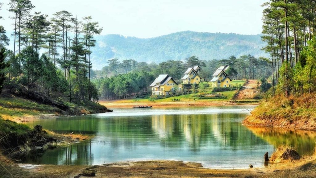 Khung cảnh hồ Tuyền Lâm yên tĩnh, phẳng lặng giữa rừng thông Đà Lạt