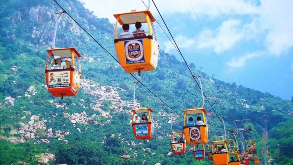 Cabin cáp treo đưa du khách ngắm toàn cảnh Đà Lạt từ trên cao
