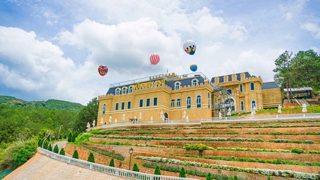 Wonderland Đà Lạt với nhiều góc check-in ven hồ Tuyền Lâm