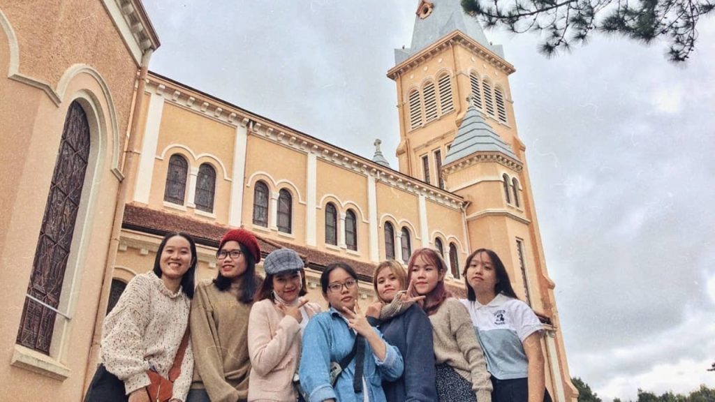 Mặt tiền Nhà thờ Con Gà nổi bật với kiến trúc Romanesque đặc trưng của châu Âu