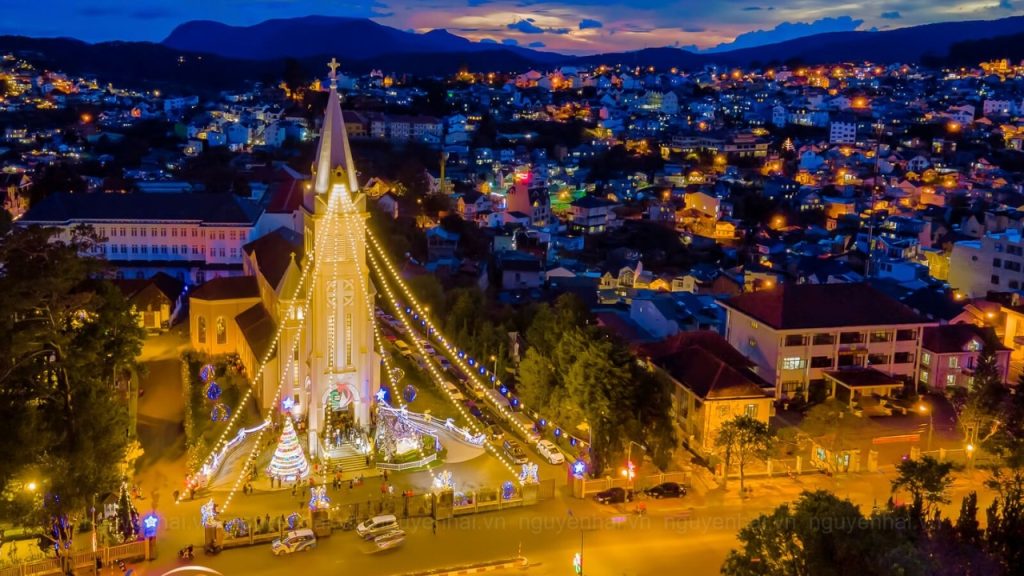 Nhà thờ Con Gà rực rỡ ánh đèn và trang trí trong mùa Giáng Sinh tại Đà Lạt