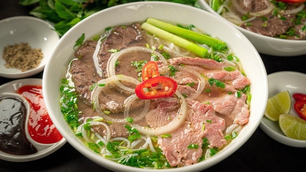 Phở bò truyền thống - món ăn ngon Hà Nội nổi tiếng được nhiều du khách yêu thích