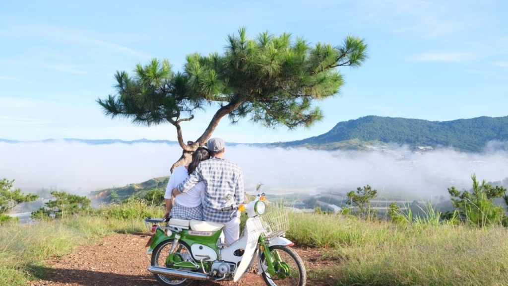 Đồi Thiên Phúc Đức là địa điểm ngắm mây được nhiều bạn trẻ yêu thích