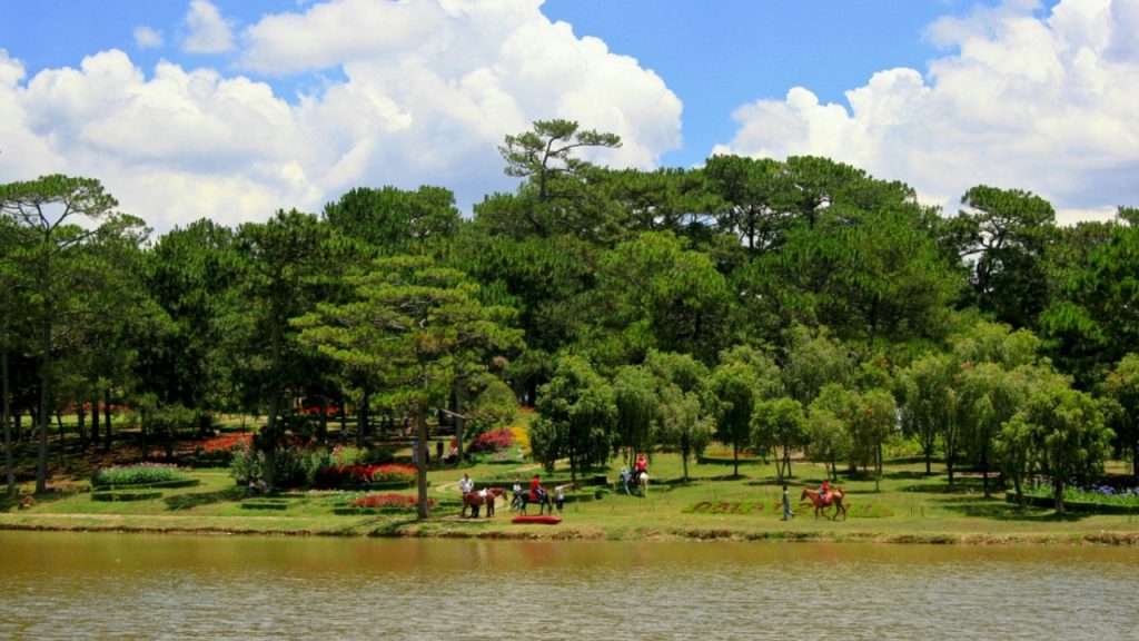 Khung cảnh Hồ Than Thở Đà Lạt với mặt hồ yên bình giữa rừng thông xanh