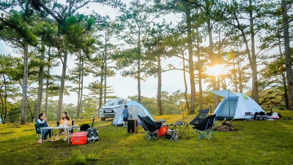 Cắm trại bên bờ Hồ Than Thở giữa rừng thông Đà Lạt