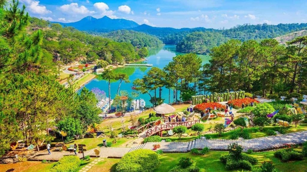 Đồi thông Hai Mộ nằm cạnh Hồ Than Thở Đà Lạt