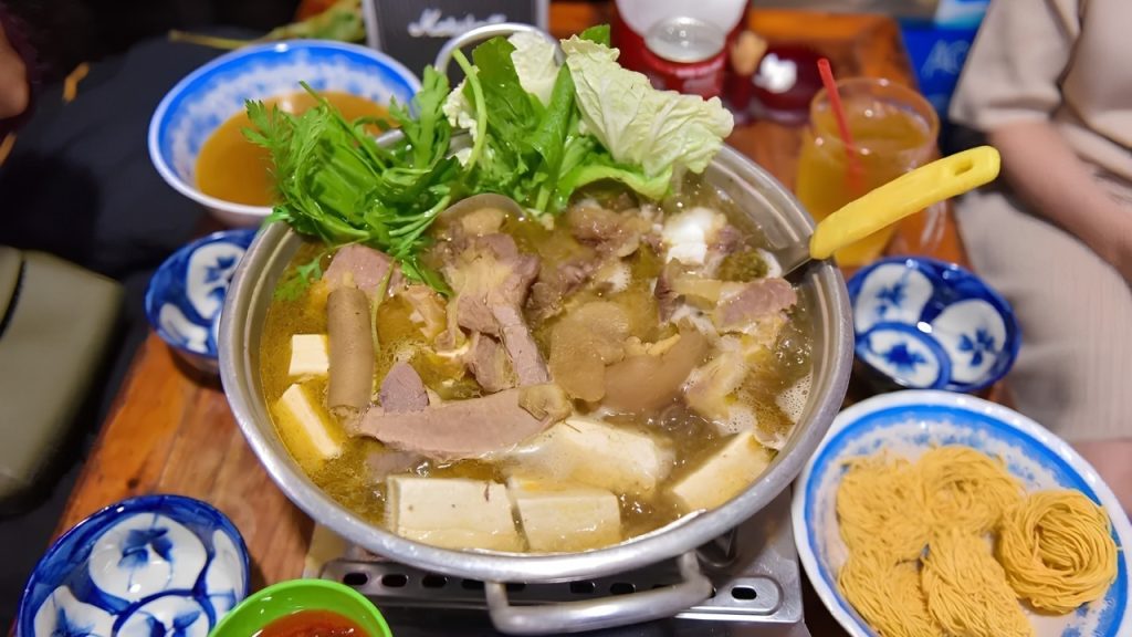 Thưởng thức nồi lẩu bò Đà Lạt nóng hổi trong tiết trời se lạnh